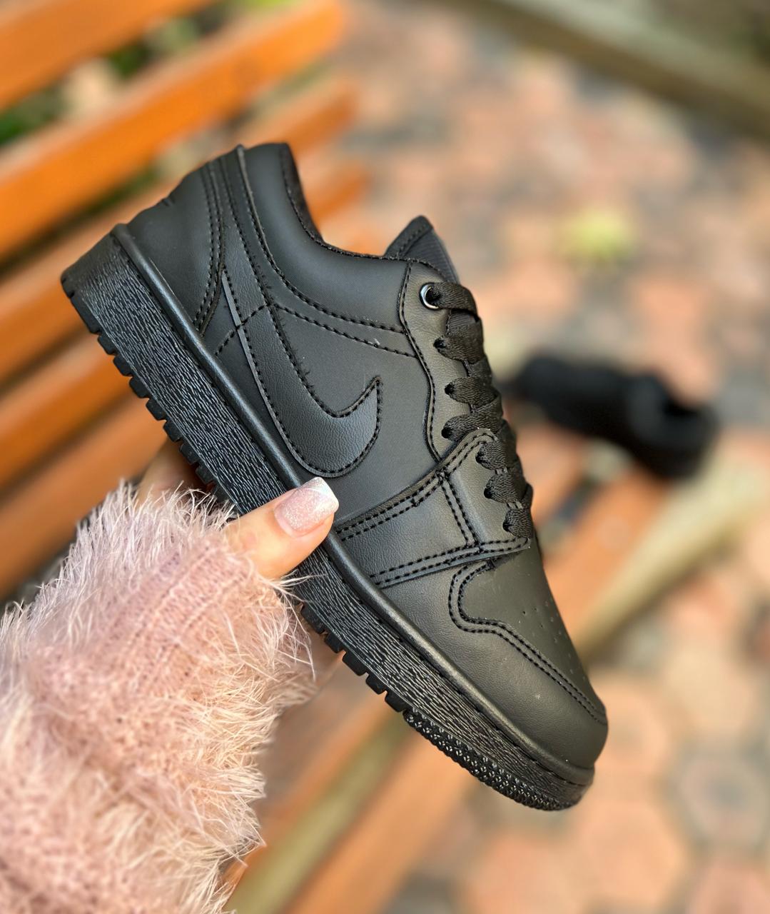 NIKE FORCE NEGRO COLEGIAL ADULTO